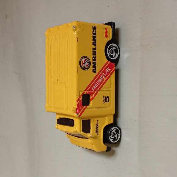 Kids Hot Wheels vintage Mattel 1988 Ambulance Unit 5 rescue radio dispatch - Picture 10 of 14